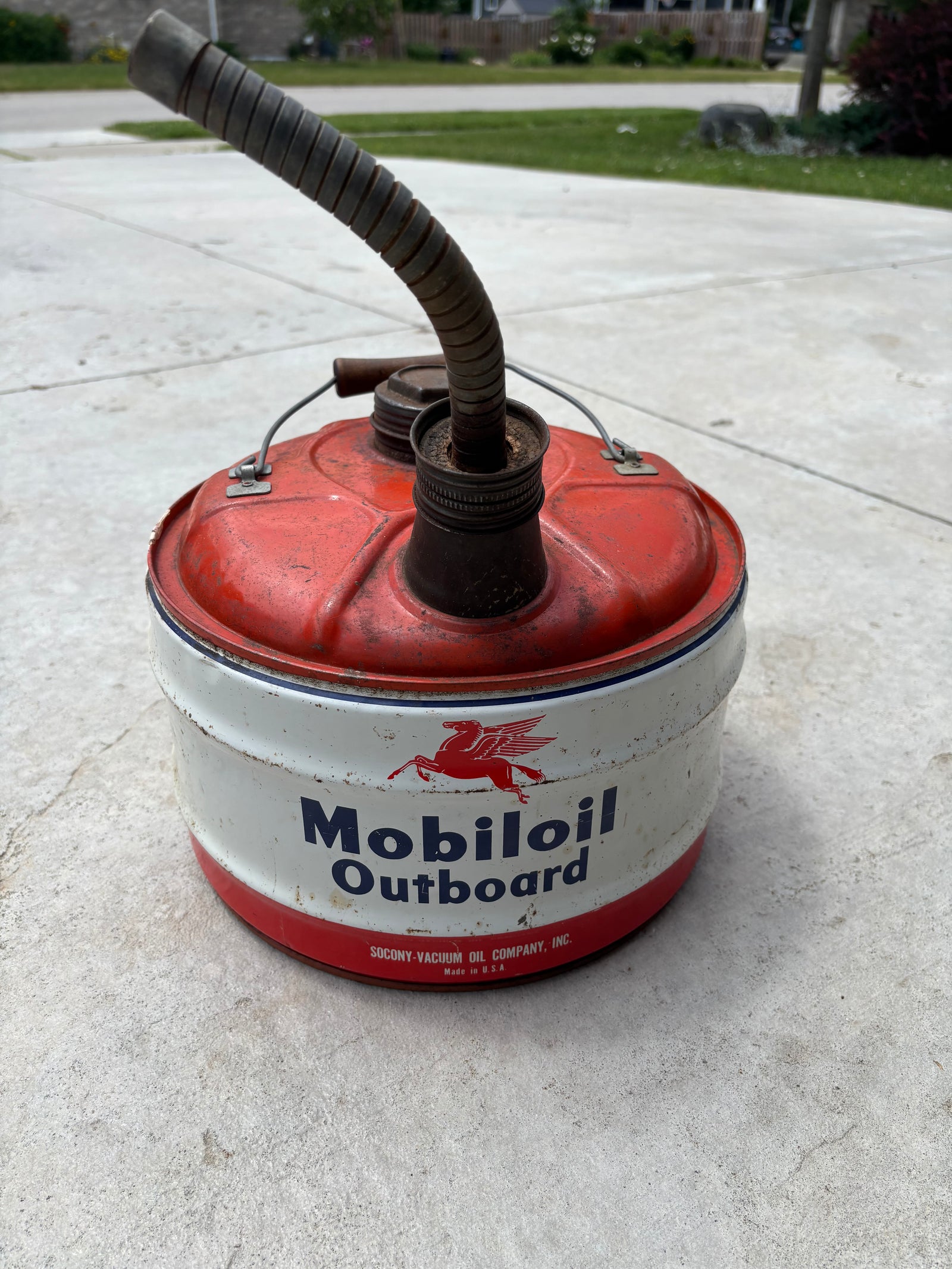 Mobiloil Pegasus 2.5 gallon with spout